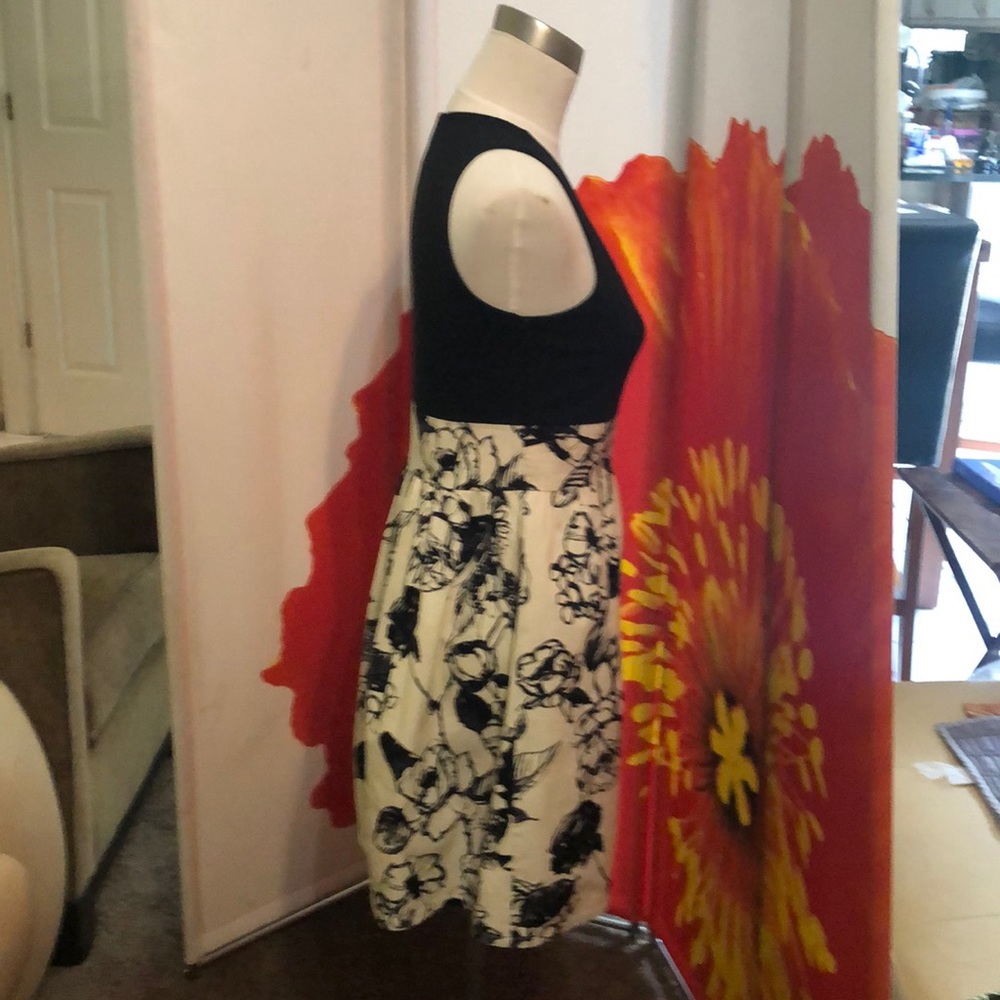 Simple Dress - Picture 4 of 4